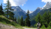 De rampes en lacets, nous nous élevons régulièrement pour émerger de la forêt. Le massif des Aiguilles Rouges et le petit vallon de Bérard resplendissent déjà sous les chauds rayons du soleil. AlpTT_Col_Balme_002.jpg