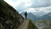 Faisant fi des effluves d'alcool et de l'orage qui gronde dans la vallée, les rares survivants du festin reprennent la route, ou en l'occurence le sentier, en direction du refuge Albert 1er. AlpTT_Col_Balme_010.jpg