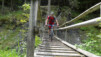 Non, non et non ! Une passerelle pour piétons, là t'exagère. En plus, y en a plein qui attendent leur tour pour traverser. Bedjuiland_13_004
