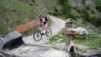 2 litres pour 7 heures de bike, on devrait peut-être songer à refaire le plein, non ? T'as déjà essayé d'enfermer de la Bedjui Mineral Water dans un Camelbak avant de dire ça ? Bisse_Saxon_09_029.jpg