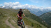 Quelques vigoureux et inspirés coups de pédales nous hissent sans mal sur les bords du Wasserfuhre Heido, interminbable bisse accroché aux flancs de Schafalp, à plus de 2300 mètres d’altitude. Bistinepass_009.jpg