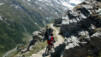 Lorsque les eaux claires du bisse s’enfoncent sous terre pour contourner les apics vertigineux, le single-track en profite pour s’offir quelques méandres aériens. Bistinepass_011.jpg