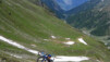 Le changement de versant impose de nous hisser jusqu’à Ober Fulmoos par quelques courts portages. Sous nos pieds, le Nanztal déroule sa perspective jusqu’aux gorges de la Gamsa. Bistinepass_018.jpg