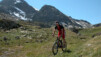 Finalement les hauteurs d’Ober Fulmoos nous remettent en selle pour une partie de saute-moutons entre rochers, marécages et névés. Bistinepass_019.jpg