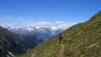 Changement de direction, d’orientation et de revêtement. Les pentes occidentales du petit vallon débutent par quelques névés à traverser. Bistinepass_020.jpg