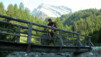Le premier des innombrables ponts de bois enjambant la Taferna est rondement avalé dans l’ombre envahissante de cette fin de journée. Bistinepass_029.jpg
