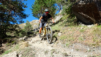Le « vélo postal » qui a pourtant l'habitude de changer souvent de cavalier n'en revient pas de tant de dextérité pour être emmené.