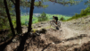 Si les mailles à l'endroit et les mailles à l'envers, s'enchainent, la perte d'altitude est très modérée sur ce sentier particulièrement adapté au VTT.