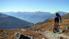 Alléchante perspective : Sion et la plaine du Rhône..... 2051 mètres plus bas et intégralement séparé de nos crampons affamés par 14 kilomètres de single-tracks. Miam ! Miam ! Col-de-Cou_009.jpg