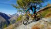 Patrik, notre guide, et le désormais célèbre « vélo postal », le duo « win-win » de notre semaine aostienne.