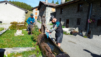 Arrêt « fuel » à la pittoresque station-service de Petosan.