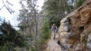 Après un long tronçon sous tuyaux, le bisse retrouve à l'air libre, et, conséquence logique, le sentier de bord s'en trouve rétréci. Etang_30_Pas_06_003.jpg