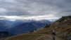 La piste d'altitude se transforme peu à peu en chemin d'alpage. Ses pourcentages forcissent au même rytme que la tempête qui menace de s'abattre sur nous. Etang_30_Pas_06_013.jpg