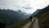 Au gré des allers-retours entre les lacets de la piste, nous admirons ou tournons le dos à l'omniprésente Dent-Blanche. Evolene_Lac_Bleu_001.jpg