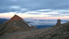 Le haut du vallon de Réchy est encore sous le brouillard alors que la pointe de Tsavolire commence à se réchauffer au soleil. Très loin les Dents du Midi émergent de la nuit. GRC_07_10.jpg
