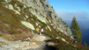 Double plaisir pour un début de rando exigeant : en émergeant enfin dans la tiédeur du soleil, nous constatons que notre chemin se décide à réviser à la baisse sa terrible déclivité initiale. Lac_Blanc_004.jpg