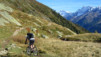 A partir de Kummenalp, la partition change, l'ascension s'arrête et la piste s'évanouit. La symphonie pour trois bikers et un sentier joue ses premières mesures. Loetschental_009.jpg