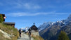 Stafel et sa magnifique petite chapelle de bois... entourée de véhicules.... Les chemins du paradis ne sont malheureusement pas bordés que de champs de roses... Loetschental_018.jpg