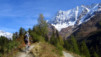 Même avec la dernière version de Photoshop, une bonne dose de patience et beacoup de compétences graphiques, il était totalement illusoire d'espérer ôter tous les touristes profitant de la douceur automnale sur les bord des deux Schwarzsee. On se contentera de l'image de son chemin de la rive sud. Loetschental_044.jpg