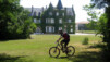 Entre pistes viticoles et chemins forestiers, la Médocaine VTT offrent au bikers l'opportunité de traverser parcs et châteaux... (la pelouse, j'suis pas trop sûr, mais c'était pour la photo.) Medocaine_002.jpg