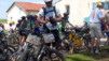 Pendant que les montures profitent la fraîcheur ombragée pour souffler un peu, les bikers harassés par la débauche d'énergie s'agglutinent autour de l'orchestre et du stand de dégustation, comme un essaim de guèpes sur un fruit bien savoureux. Medocaine_005.jpg