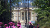 Ca en n'a pas l'air comme ça, avec sa joyeuse ribambelle de Zorros en capes roses, mais cette grille marque l'entrée du chateau le plus célèbre d'entre tous : le Chateau Margaux..... Medocaine_007.jpg