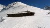 Le plus dur après le casse-croûte consiste à ressortir de la zone déneigée par le vent autour du petit bâtîment. Pointe_de_Toules_010.jpg