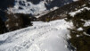Image trompeuse de traces faussement poudreuses. La neige est ici complètement transformée et figée par le gel nocturne. Pointe_de_Toules_013.jpg