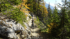 La traversée ondulée entre Fäsilalpu et Niwenalp est le tronçon idéal pour que Maé prenne en main son vélo d'un jour.