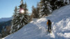 Des sapins encore bien chargés par les dernières chutes de neige sont généralement le signe qu'aucun réchauffement n'a transformé le manteau neigeux. Six_Blanc_005.jpg