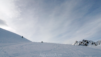 Ciel échevelé et manteau neigeux de plus en plus « trafolé ».
