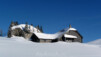 Le pittoresque chalet en tavillons de la Pierre du Moëlle. Une silhouette familière et une présence réconfortante. Tour_Famelon_09_003.jpg