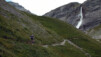 Un accueillant single nous invite à grimper jusqu’à la cascade de la Tièche. Biker d’un jour, biker de toujours, c’est une invitation qui ne se refuse pas. Varneralp_02_003.jpg