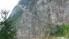 Très engagé, le single est raide, traitre mais maintenant protégé côté vide par quelques poteaux métalliques reliés par deux câbles de faible section. Pas de quoi rassurer totalement en cas de glissade. Varneralp_09-09