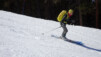 Sur un mélange de neige encore gelée, ou juste revenue, chacun trouve assez d'espace pour tailler tous les virages dont il rêve. cret_du_midi_018