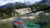 Quand les " loungta" de la passerelle sont à l'horizontal, cela signifie, soit qu'un grand prieur (sic) est en train de la traverser, soit que Monsieur foehn a ouvert la fenêtre. dare_002