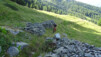 Contrairement au versant suivant, ici, au moins, on a rassemblé les pierres hors du chemin. illsee_17_007