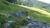 Contrairement au versant suivant, ici, au moins, on a rassemblé les pierres hors du chemin. illsee_17_007