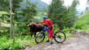Boris Johnson qui passe aussi ses vacances dans le Sud Tyrol, est visiblement ravi de rencontrer des bikers « svizzeri ». passo_duron_001