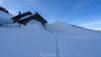 Visiblement, la tempête a soufflé violemment sur ce balcon naturel : une petite congère de 3 m entoure les chalets. prelayes_004