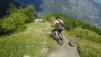 Pas d'ardoises relevées, pour extraire l'eau du chemin, mais une longue série d'escaliers de bois, que les bikers gèrent comme des bikers. tardiva_19_009